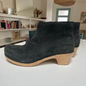 Size 40 black Dansko Maria clog boots!